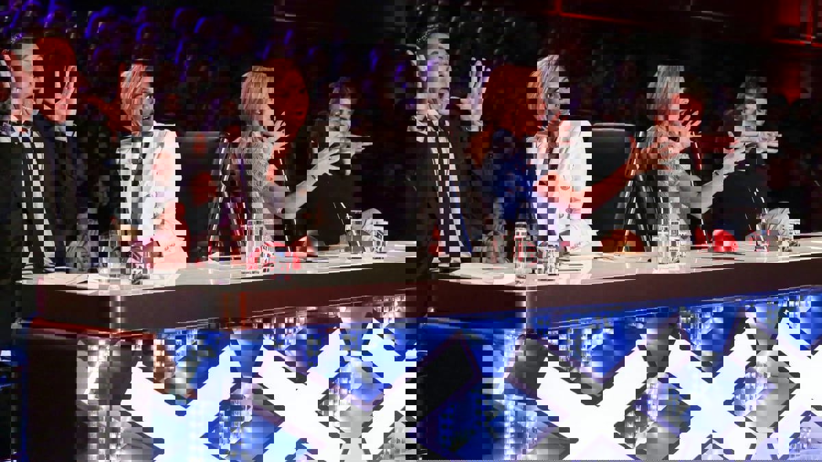 النيران تلتهم مسرح برنامج اكتشاف مواهب شهير بسبب خطأ فني (صور)