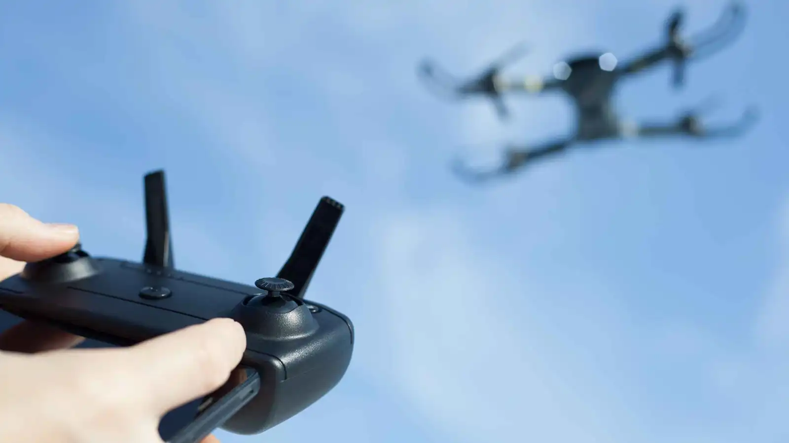 بسبب طائرة مسيرة.. رجل يلقى حتفه بحادث غريب