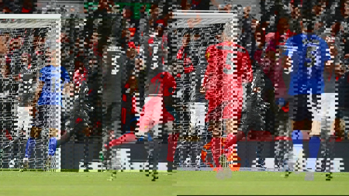 ليفربول يسحق إيفرتون بخماسية ويطير بصدارة ترتيب الدوري الإنجليزي (فيديو)