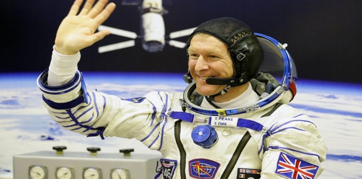 رائد الفضاء البريطاني تيم بيك يعود إلى الأرض (صور)