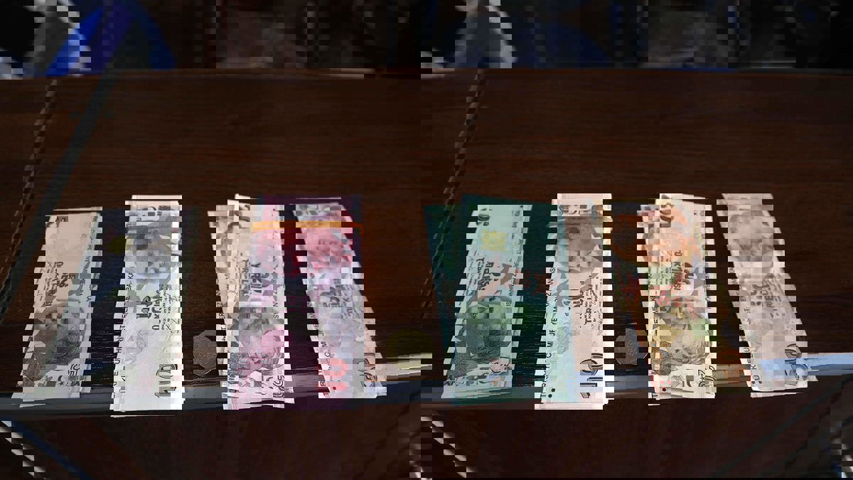 تقرير: هبوط الليرة يعيق خطة تركيا لتوسيع استخدامها في التجارة الخارجية