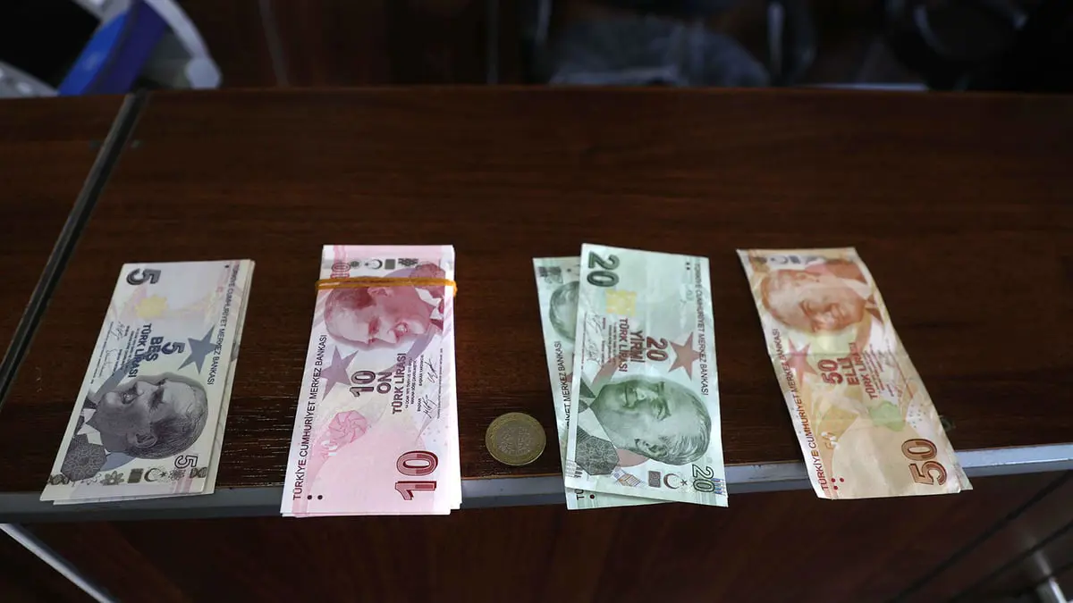 تقرير: هبوط الليرة يعيق خطة تركيا لتوسيع استخدامها في التجارة الخارجية