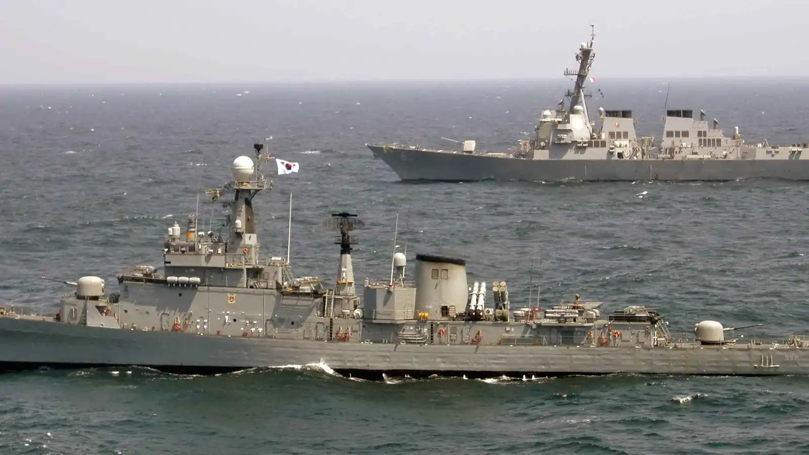 "طلقات تحذيرية".. التوتر يشتعل بين سيؤول وبيونغيانغ بعد خرق بحري