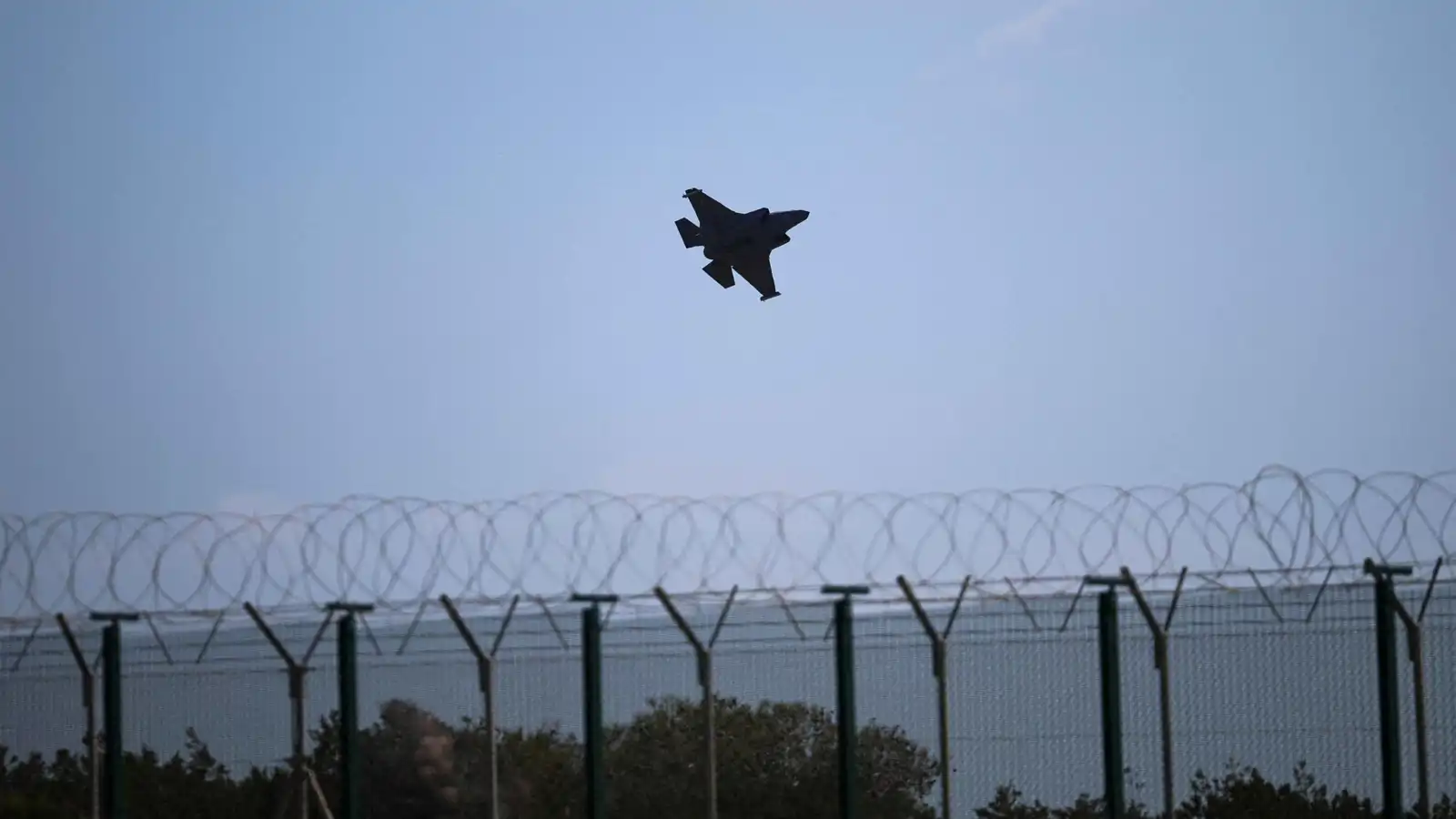 طائرة تغادر قاعدة أكروتيري البريطانية في قبرص