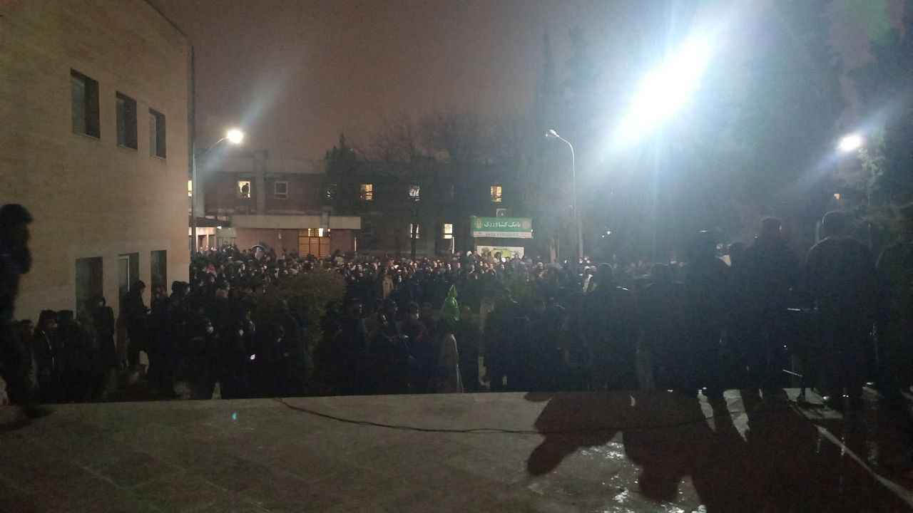 بينهم 3 فتيات.. اعتقالات واسعة بعد مقتل طالب بجامعة طهران (فيديو)