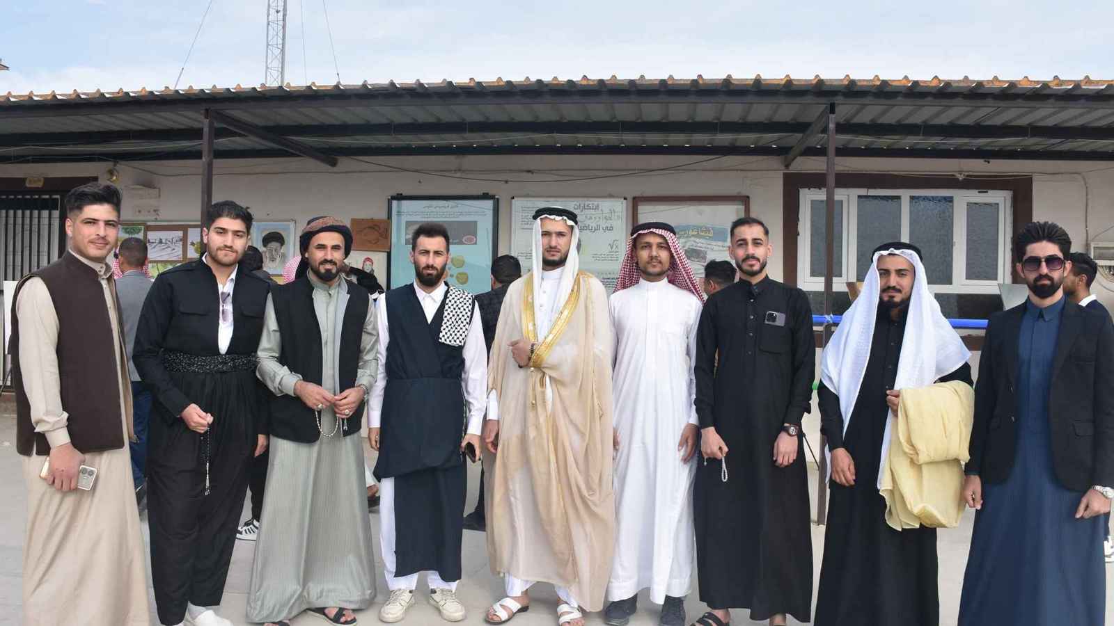 احتفاء بالتنوع الثقافي.. طلاب جامعة عراقية يحضرون بالزي التراثي (صور)