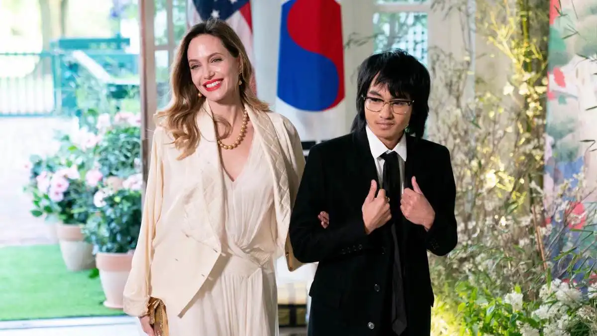 ابن أنجلينا جولي وبراد بيت يتخلى عن لقب والده في أحدث أعماله