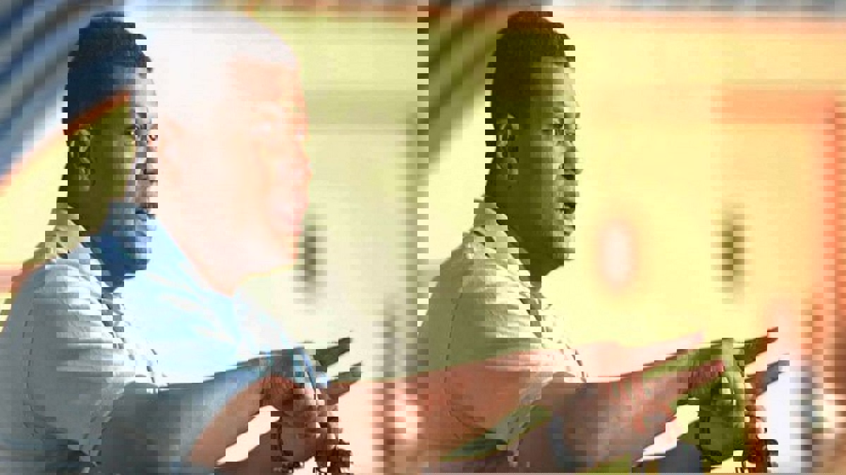 مباراة الزمالك والداخلية.. جماهير الأبيض ترشق علاء عبدالعال مدرب المنافس بالزجاجات (فيديو)