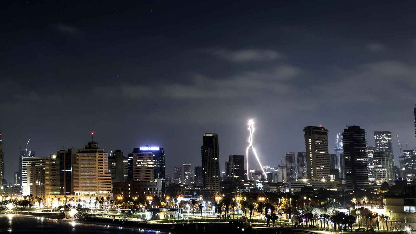 إيران تطلق عشرات الصواريخ.. وإسرائيل تعلن اعتراضها