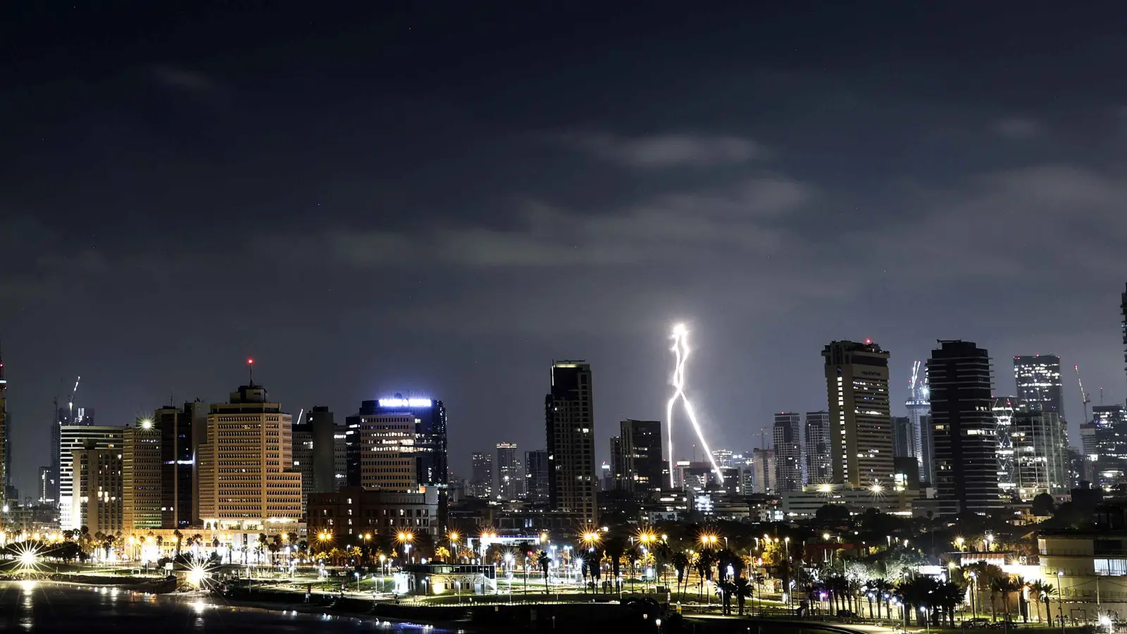 إيران تطلق عشرات الصواريخ.. وإسرائيل تعلن اعتراضها