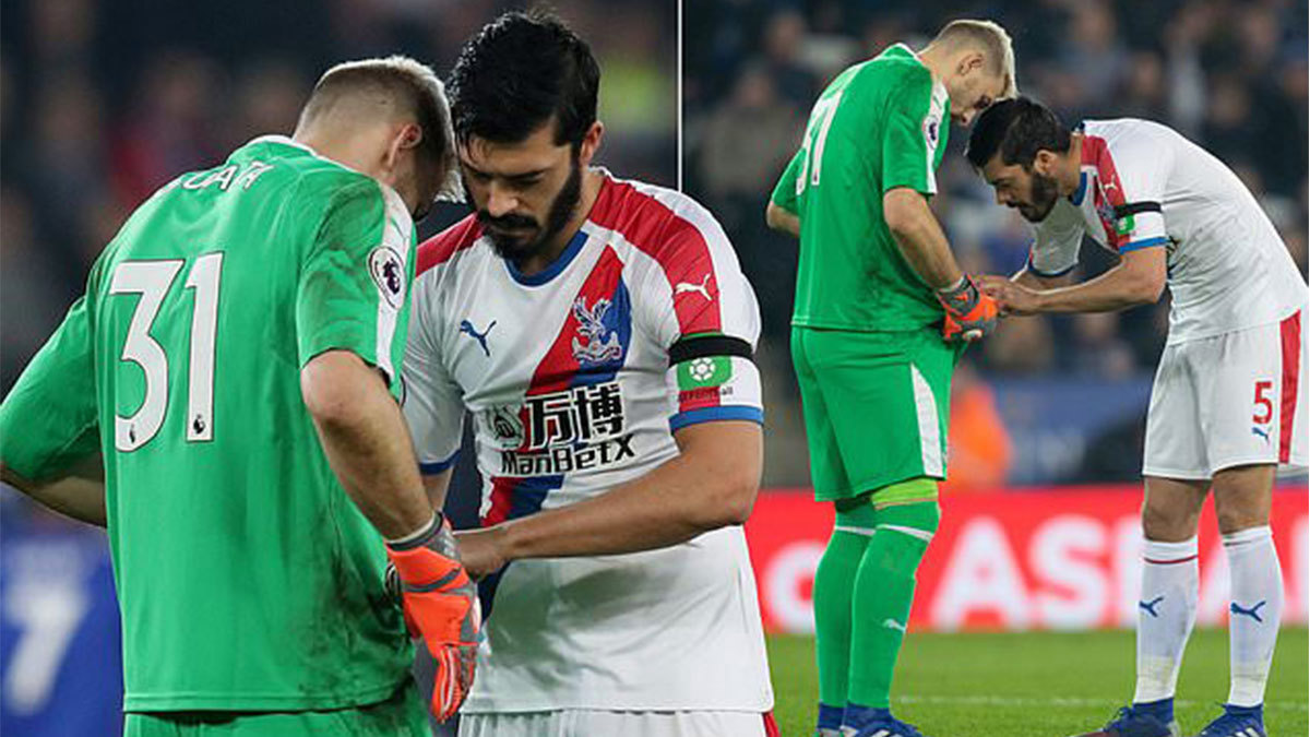 لقطة غريبة بين المدافع جيمس تومكنز وحارس فريقه خلال مباراة كريستال بالاس وليستر سيتي (صور)