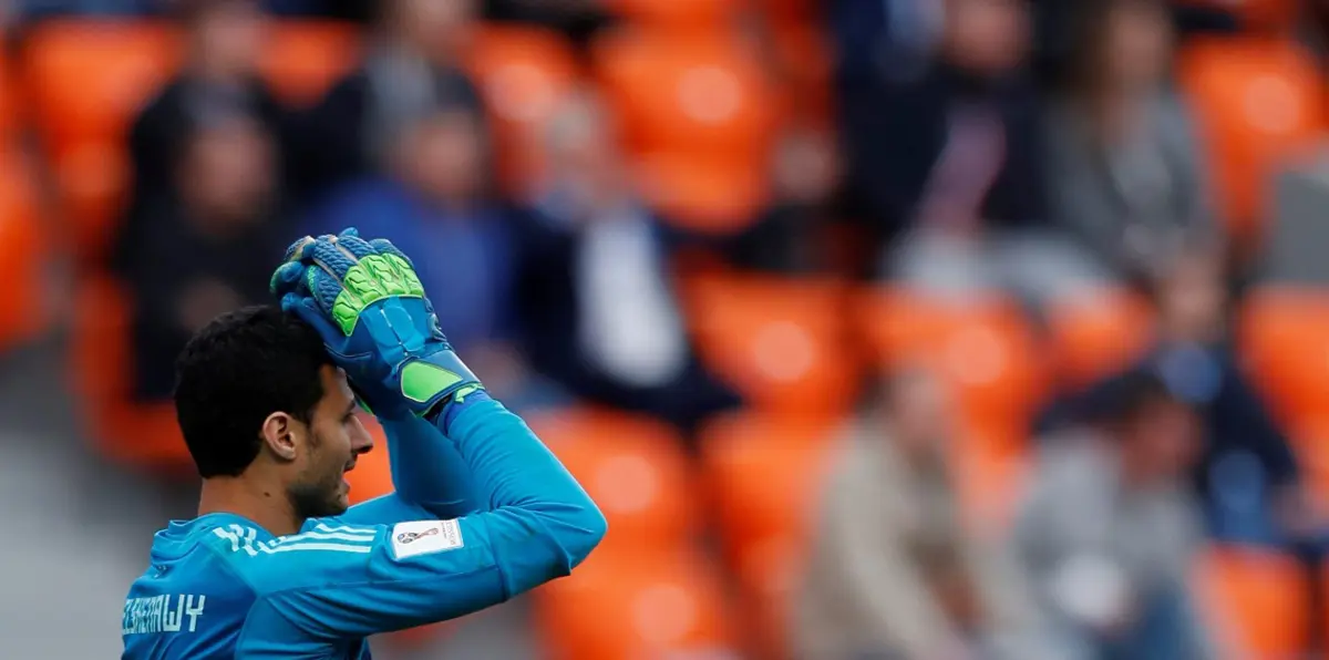 محمد الشناوي يرفض تسلم جائزة أفضل لاعب في مباراة مصر وأوروجواي (صورة)