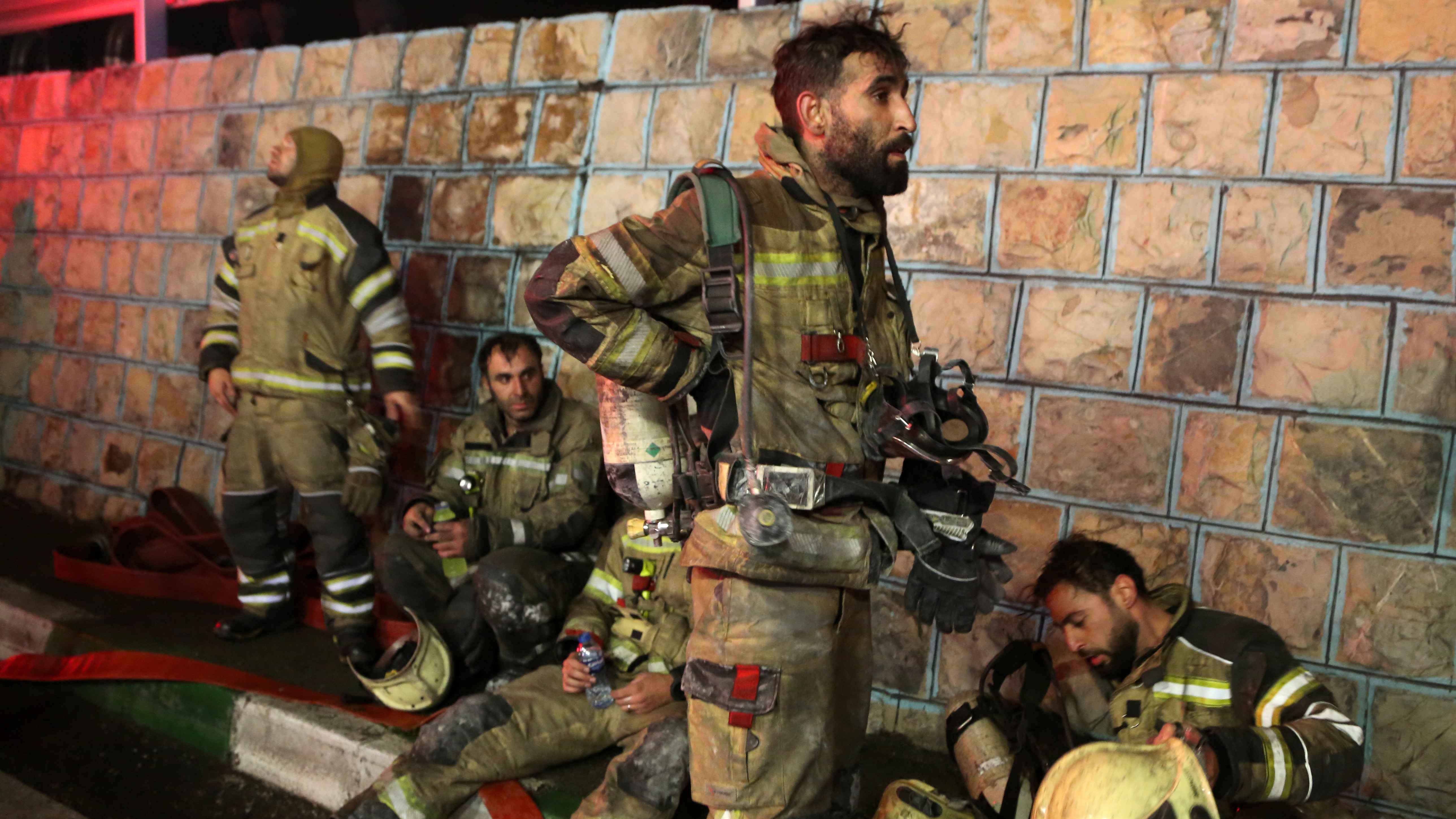 حريق هائل يلتهم مصنع خيوط وسط إيران (فيديو)