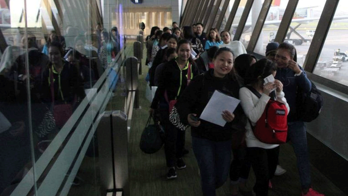 بالتزامن مع أزمة العمالة.. الفلبين تعيد 71 عاملة من الكويت