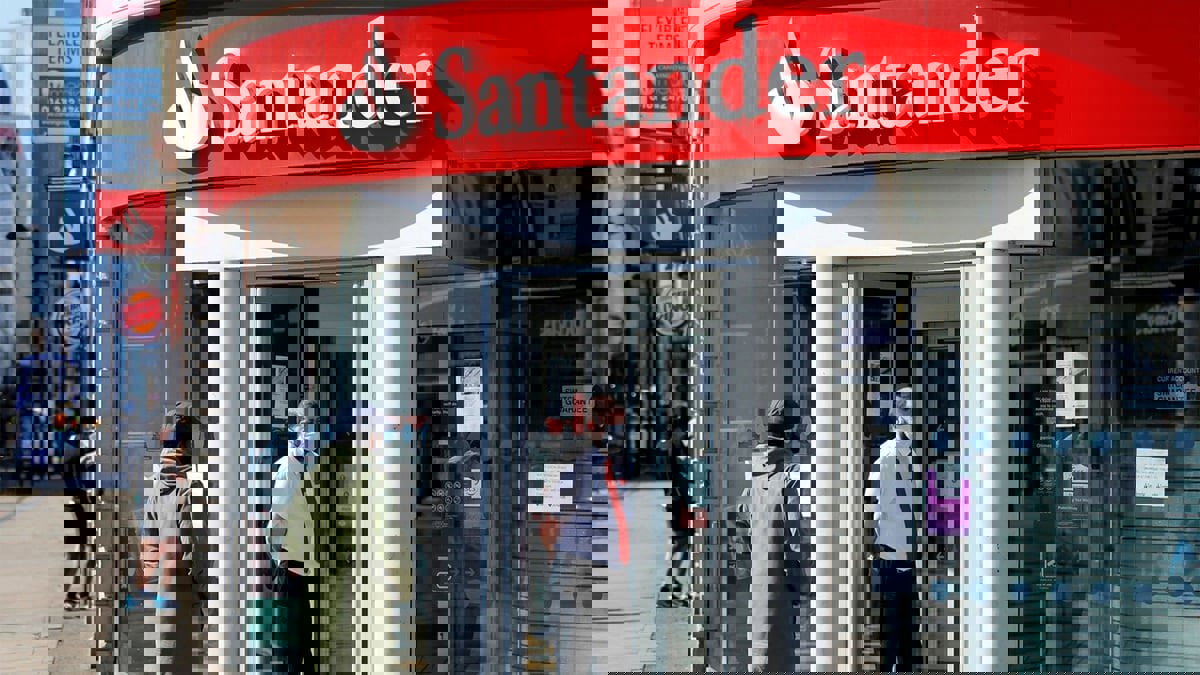 بنك "سانتاندير" يوزع 170 مليون دولار بالخطأ في بريطانيا