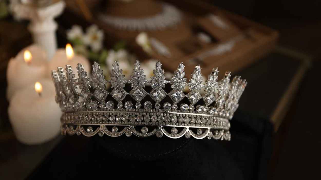 لسبب صادم.. شابة تسرق تاجا ذهبيا بوضح النهار في إسطنبول (فيديو)