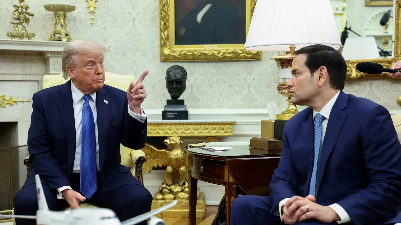 تخبط في البيت الأبيض.. ترامب يُكذّب روبيو وينفرد بقرار حرب إيران