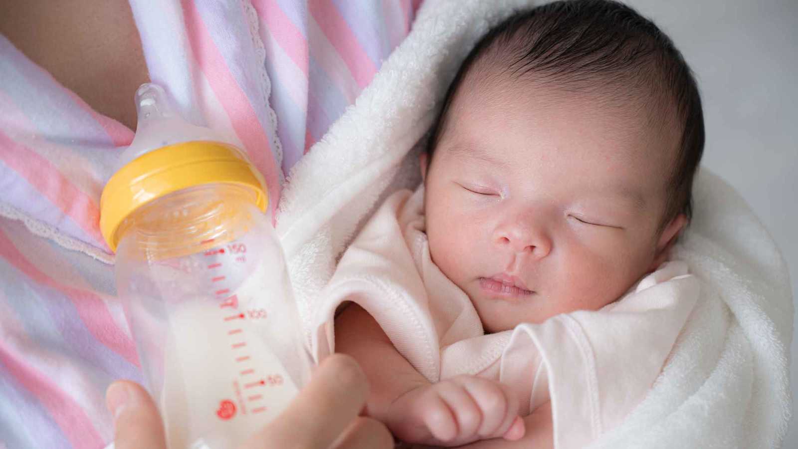 "لبنة النمو".. كيف نضمن تغذية سليمة للطفل منذ يومه الأول؟