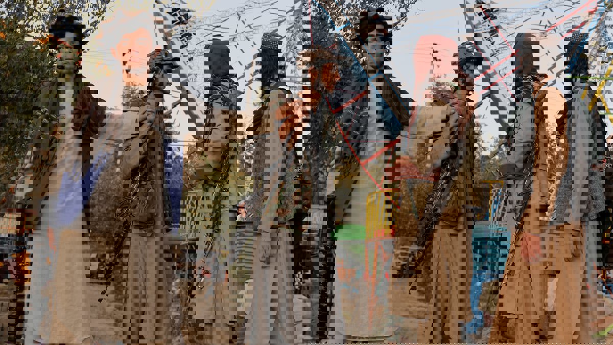 بالبنادق الرشاشة.. مقاتلو طالبان يستجمون في متنزه ترفيهي (صور)