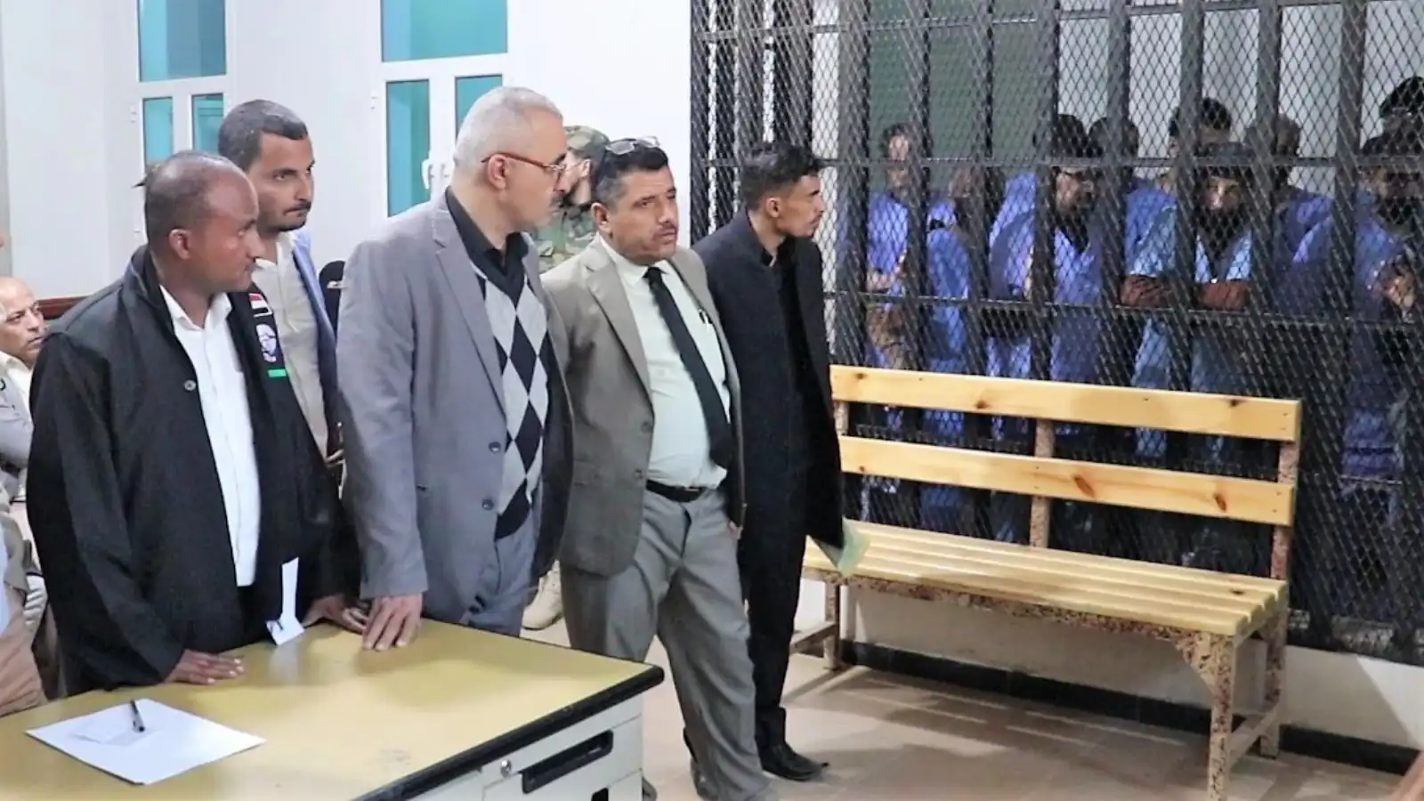 الحوثيون يبدأون محاكمة موظفي السفارة الأمريكية بتهمة "التخابر"