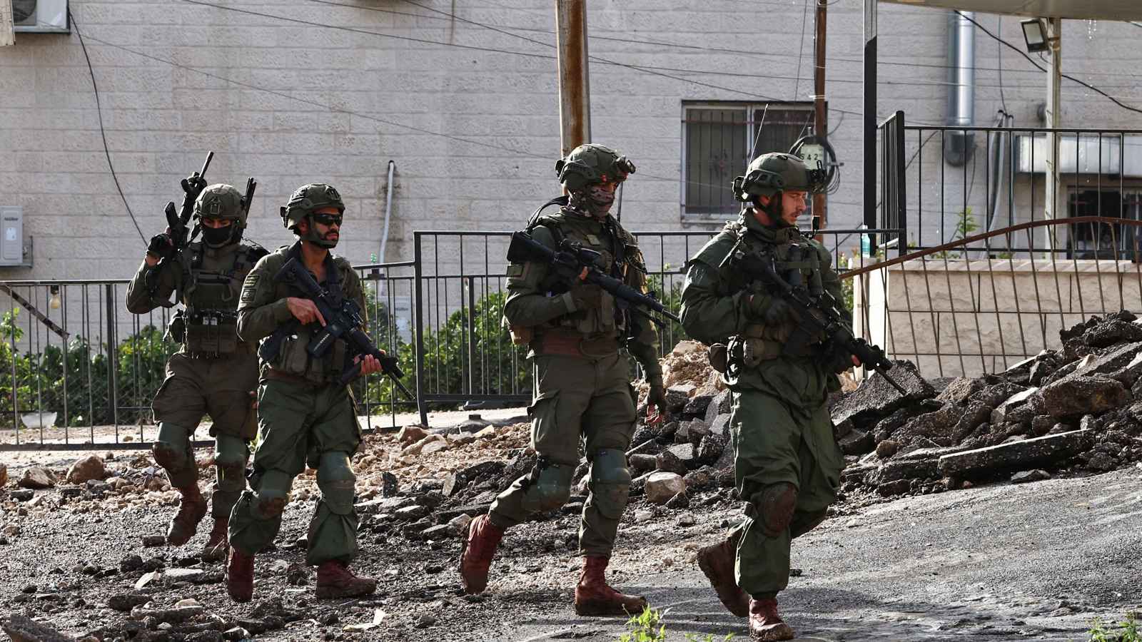 حدد منفذ عملية الأغوار.. الجيش الإسرائيلي يعتقل 25 فلسطينيا في الضفة