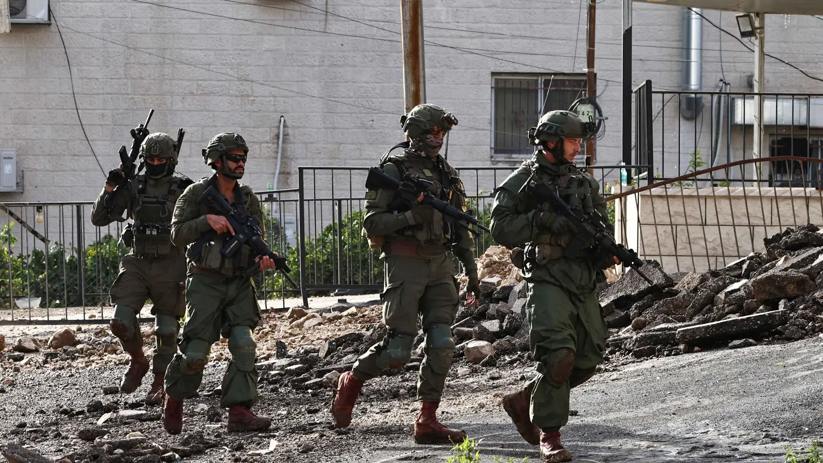 حدد منفذ عملية الأغوار.. الجيش الإسرائيلي يعتقل 25 فلسطينيا في الضفة