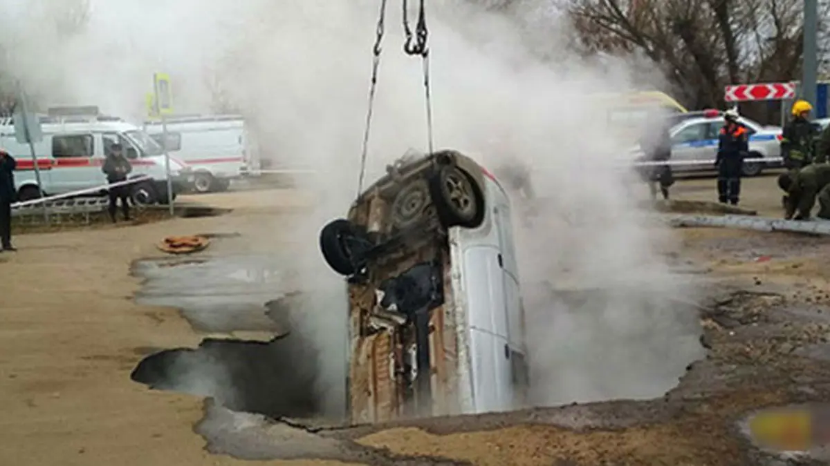 روسيا.. الأرض تبتلع سيارة في حفرة من الماء المغلي (صور)