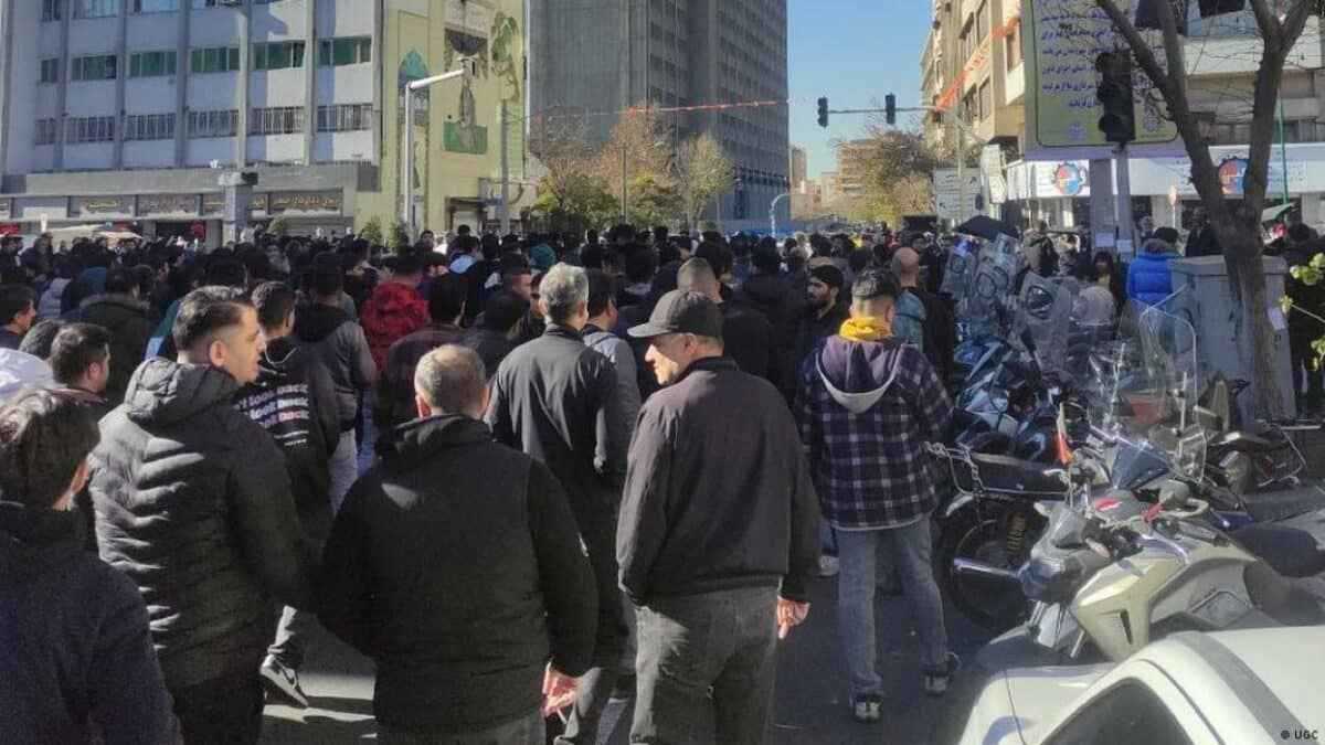 إيران.. إحراق مكتب ممثل لخامنئي وضبط ورشة متفجرات (فيديو)