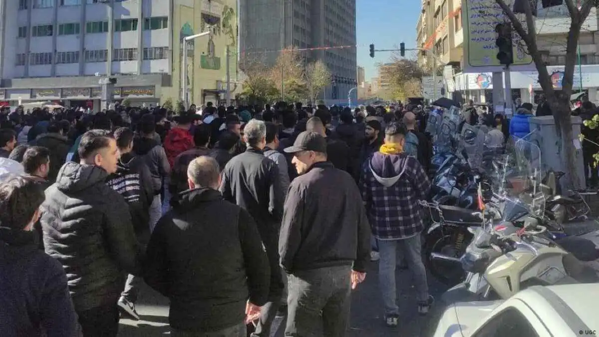 إيران.. إحراق مكتب ممثل لخامنئي وضبط ورشة متفجرات (فيديو)