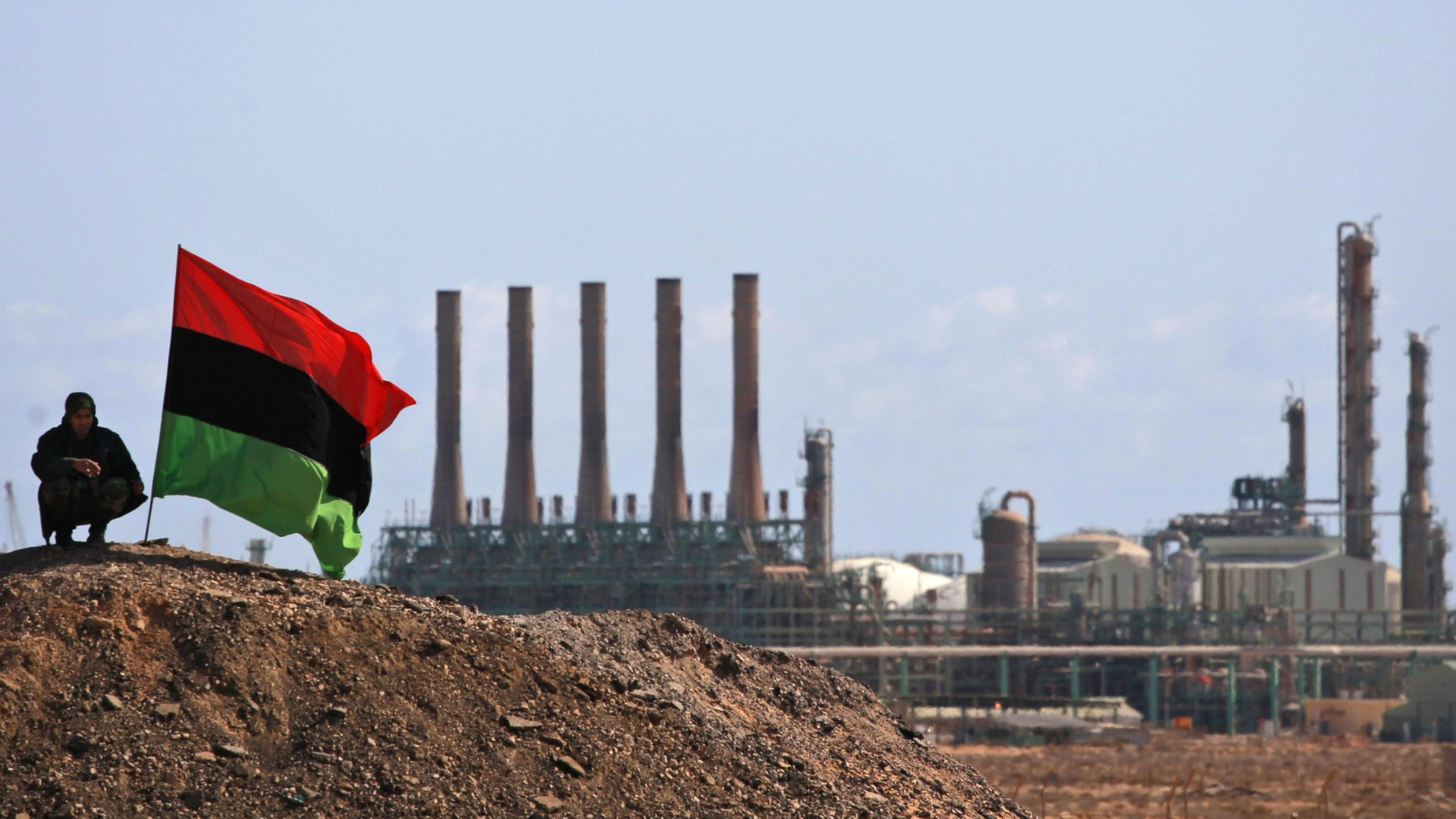 ليبيا.. تسرب نفطي في خط أنابيب جنوب مدينة الزاوية