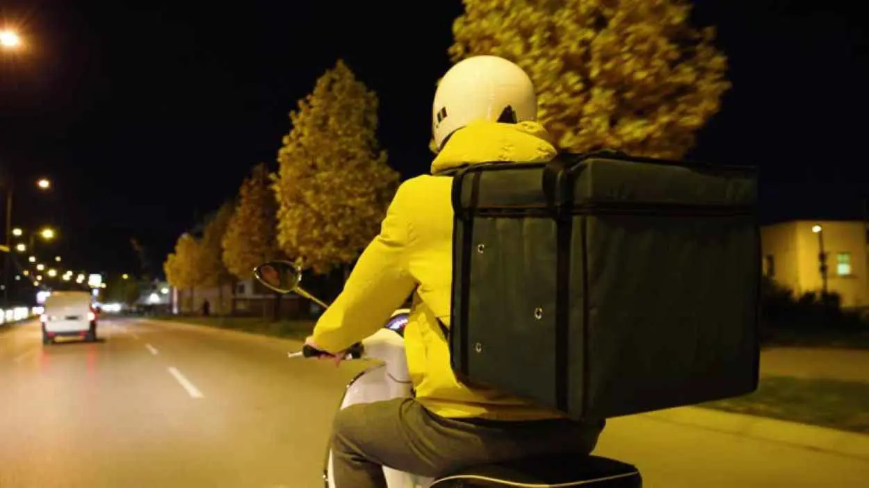 العراق.. سجن عامل توصيل تأخر بإحضار الإفطار لصائم