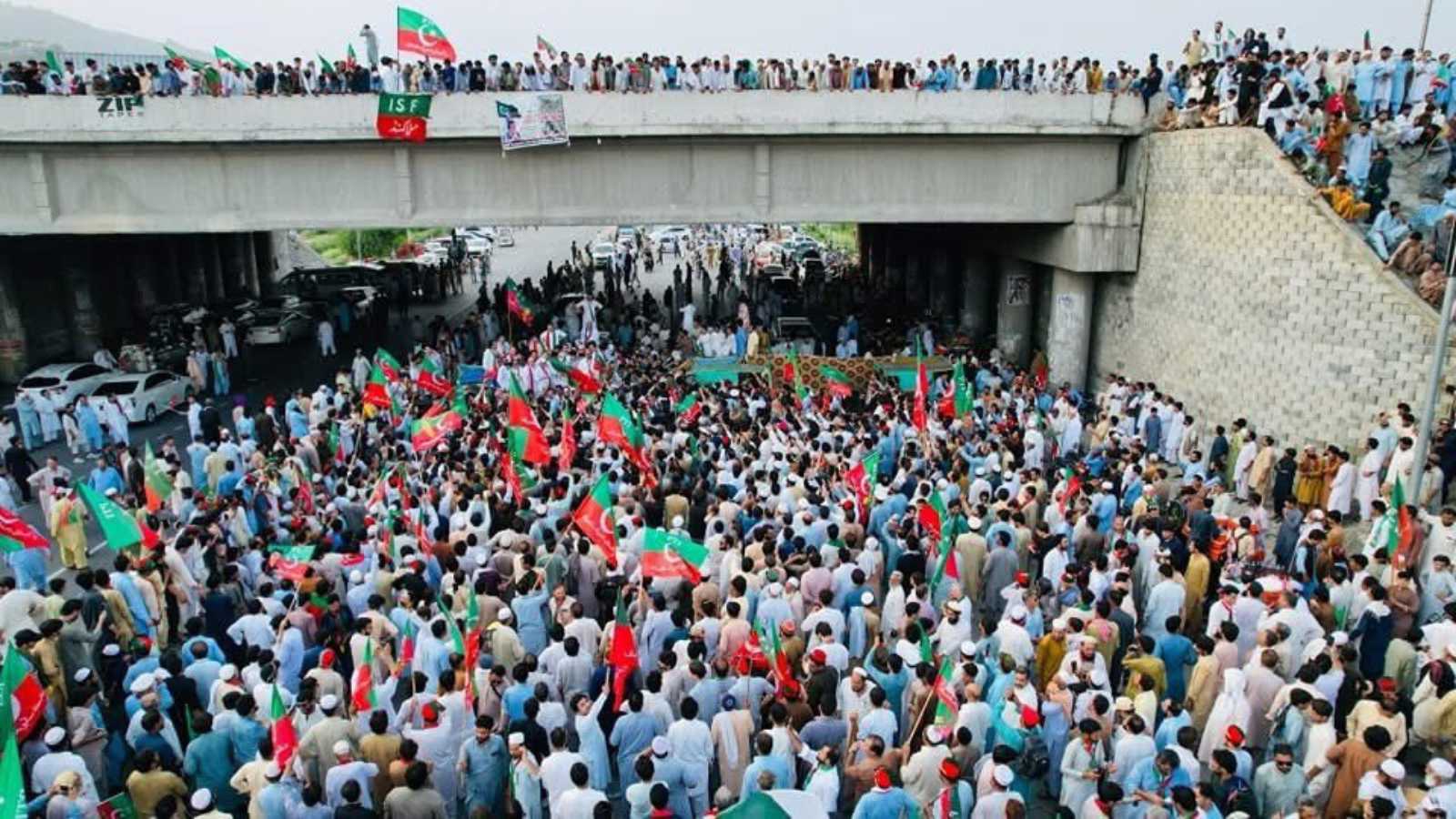 باكستان.. اعتقال نواب ومؤيدين لعمران خان خلال تظاهرات (فيديو وصور)