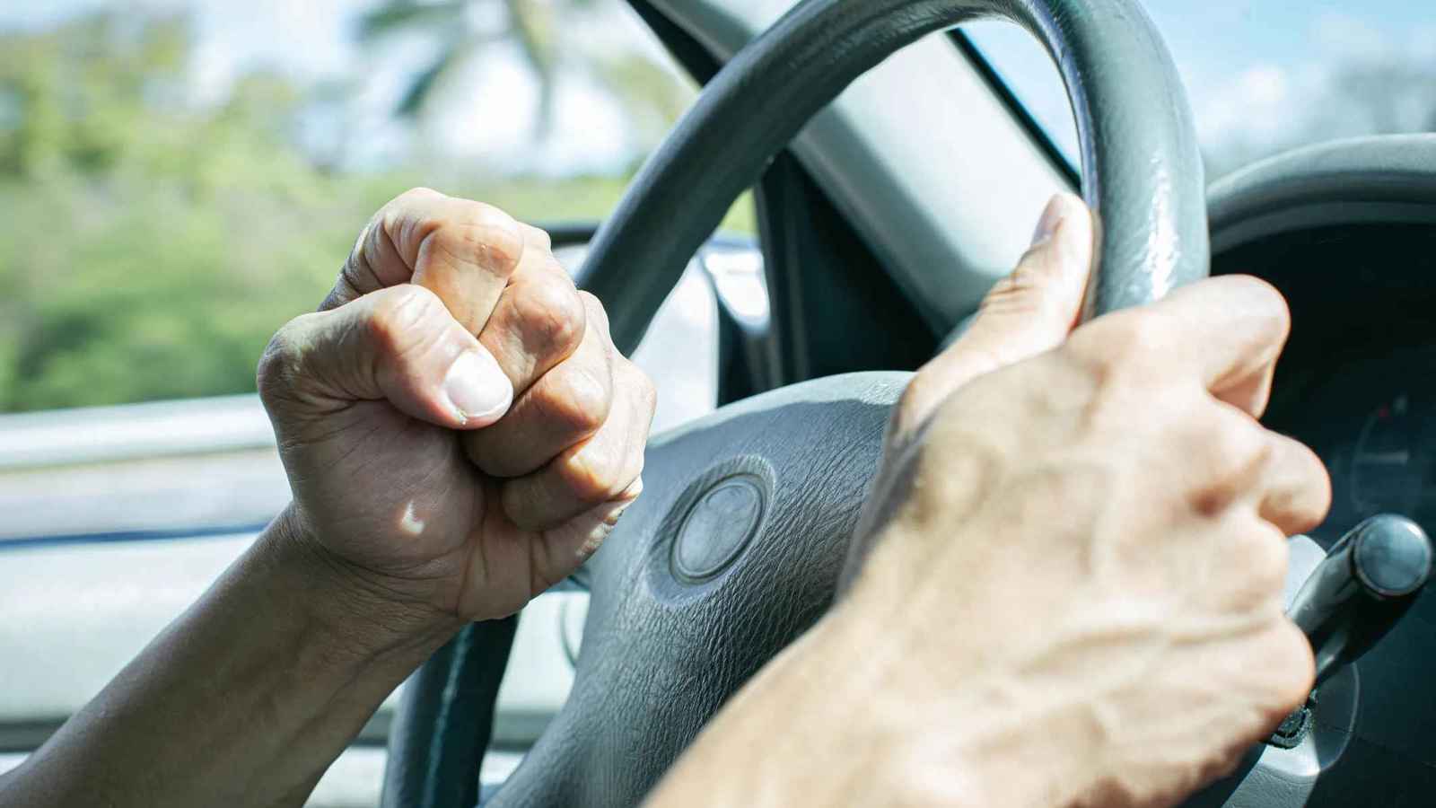 تركيا.. مشاجرة بين سائقي حافلتين تنتهي بوقوع جريمة (فيديو)