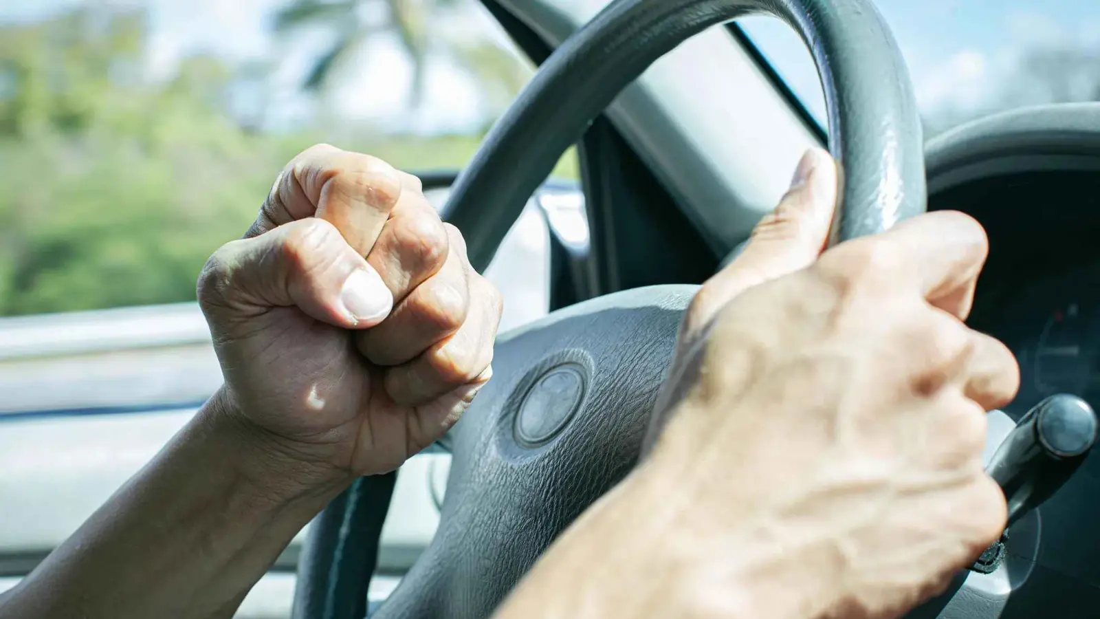 تركيا.. مشاجرة بين سائقي حافلتين تنتهي بوقوع جريمة (فيديو)