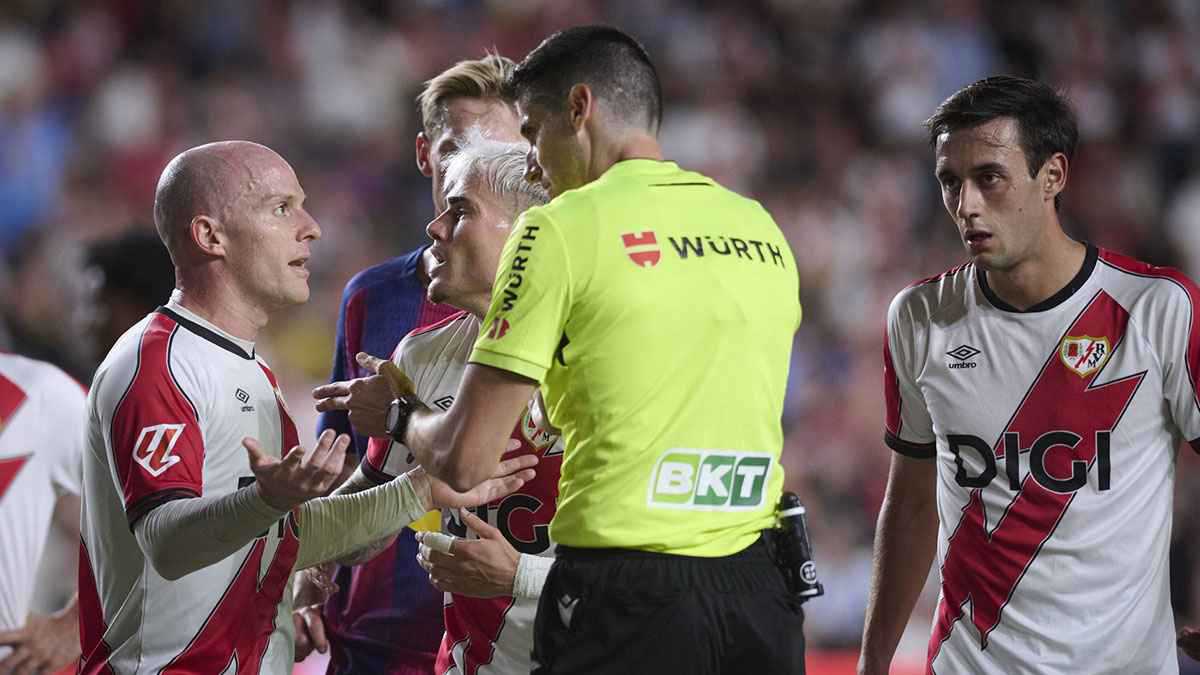 حكم مباراة برشلونة ورايو فاييكانو يعترف بخطئه الكارثي