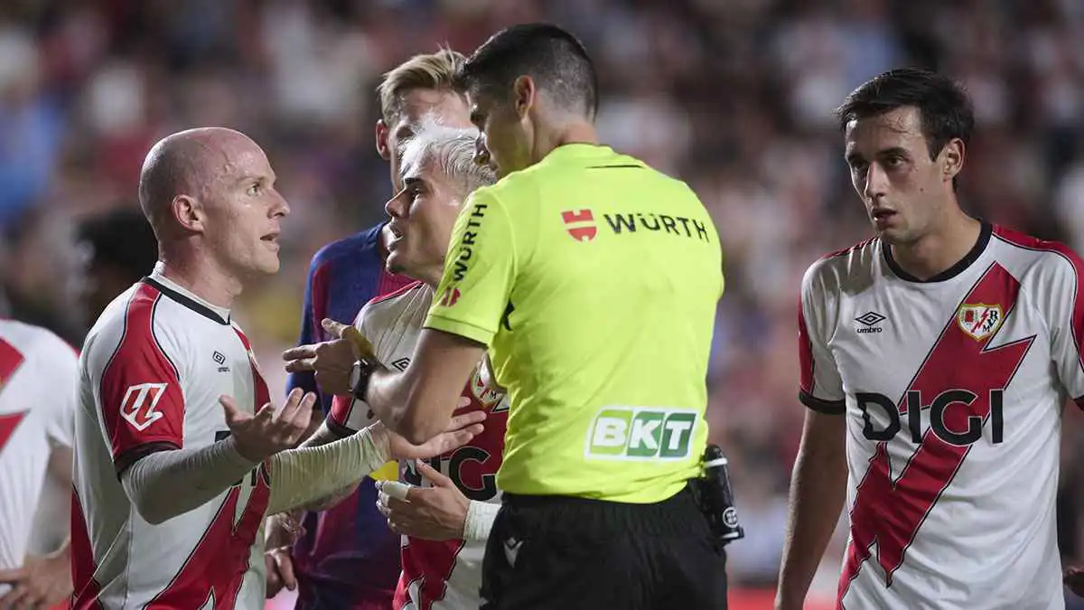 حكم مباراة برشلونة ورايو فاييكانو يعترف بخطئه الكارثي