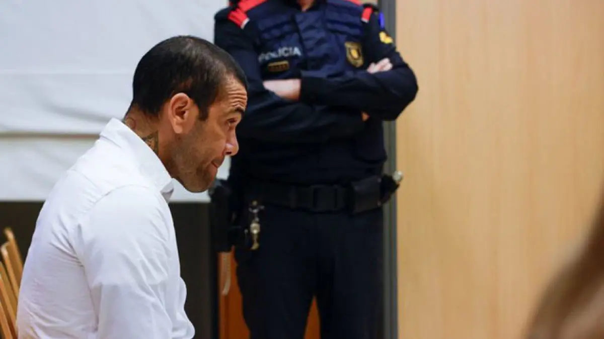 داني ألفيس يغادر السجن بعد دفع كفالة قدرها مليون يورو