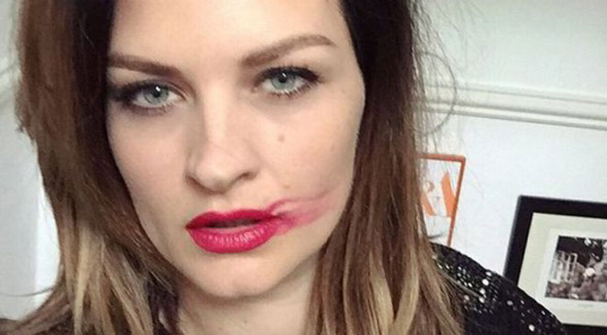 تحدي "أحمر الشفاه الملطخ لمحاربة سرطان الرحم"