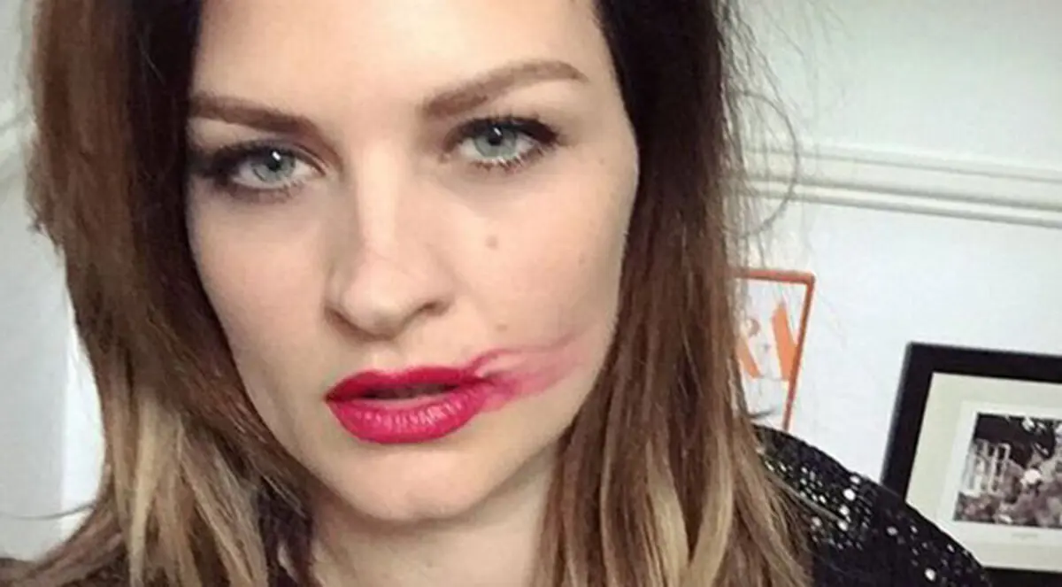 تحدي "أحمر الشفاه الملطخ لمحاربة سرطان الرحم"