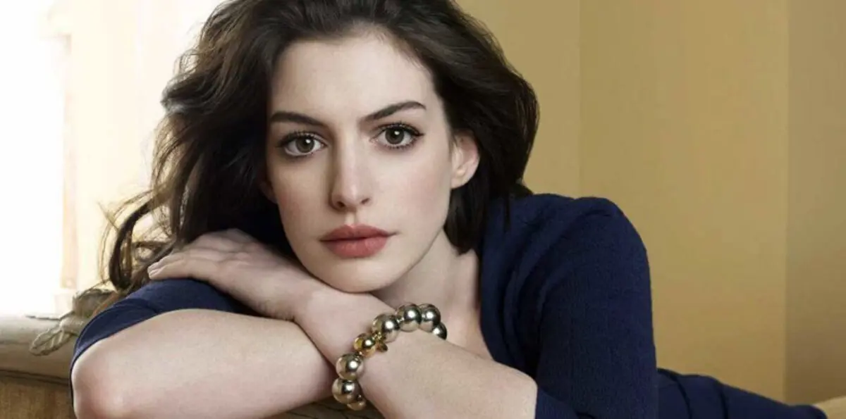 آن هاثاواي تفاجئ جمهورها بصورة لها وهي حامل