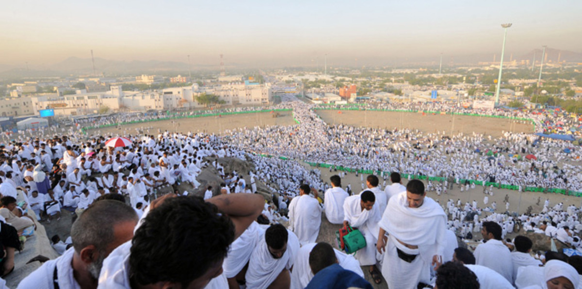 حاج هولندي ينبهر بالسعودية ويقرر العودة إلى بلاده بالزي الخليجي (صورة)