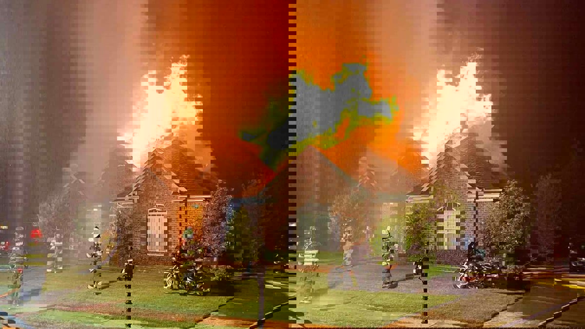 تاه بسيارته فاكتشف بالصدفة منزلا يحترق فأنقذ سكانه 

