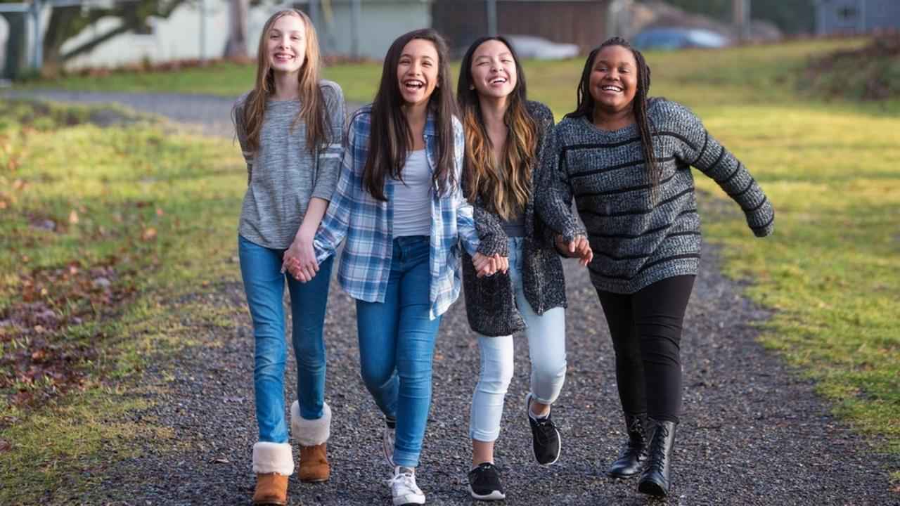 كيف تربي فتاة قوية عاطفياً وواثقة من نفسها؟