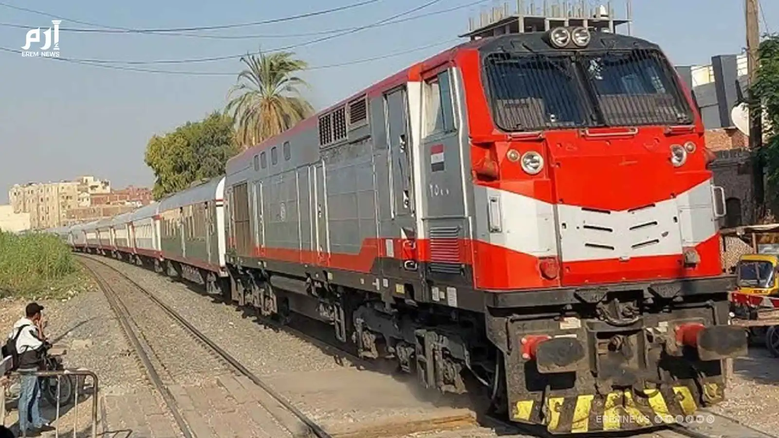 قصة نجاة.. شجاعة المارة تنقذ سائق توك توك من اصطدام قطار (فيديو إرم)