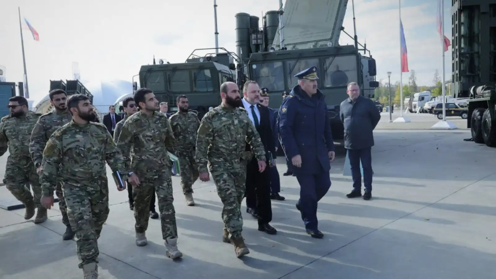 وفد عسكري سوري يطلع على منظومات الدفاع الجوي والمسيرات في روسيا (صور)