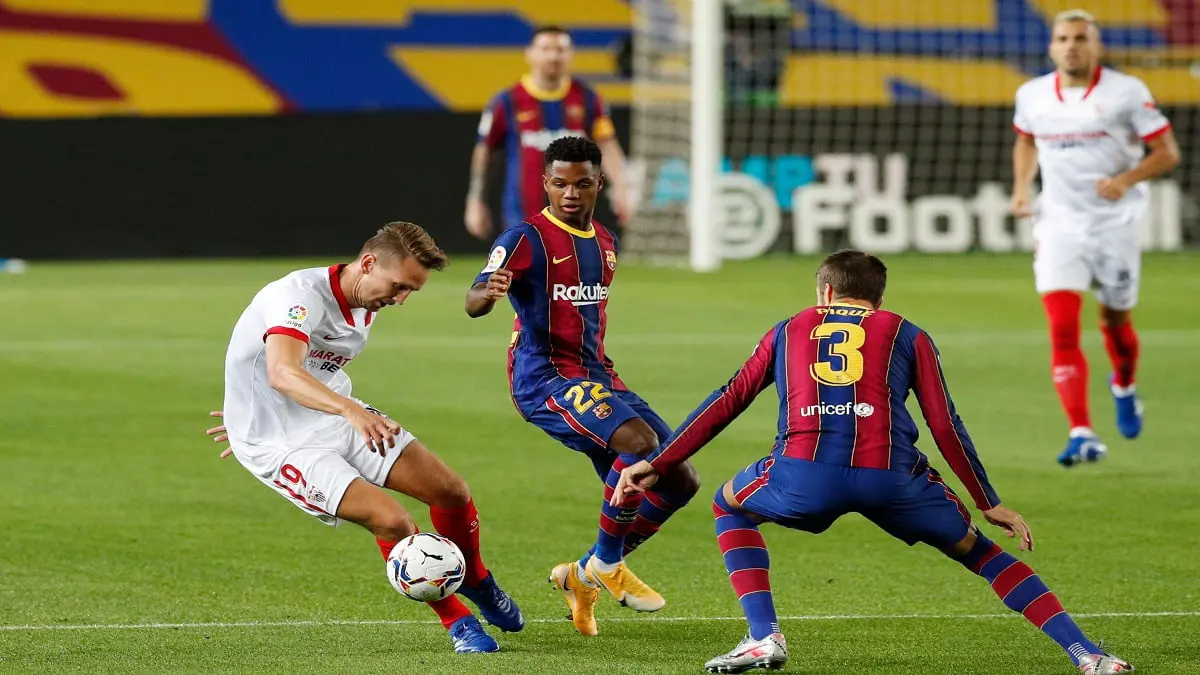 برشلونة يهدر أول نقطتين في الدوري الإسباني بالتعادل مع إشبيلية