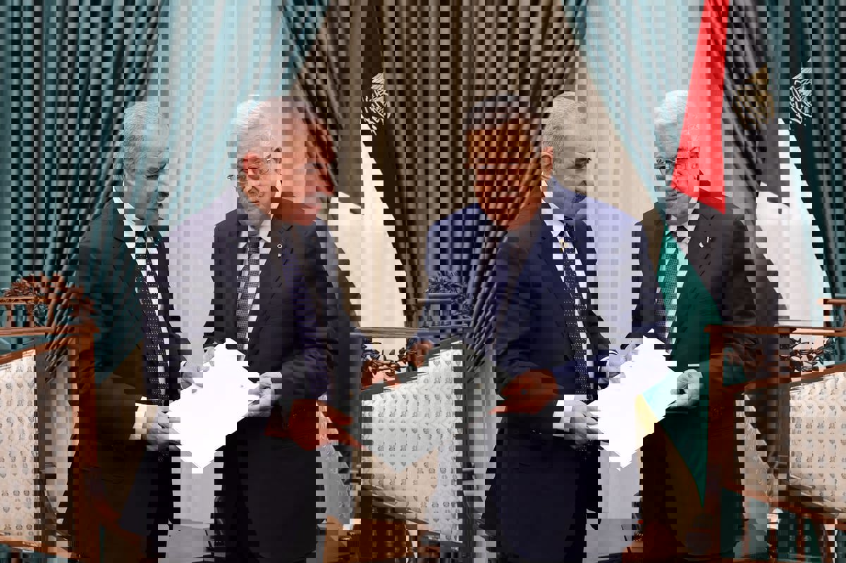 الرئيس الفلسطيني يقبل استقالة رئيس الحكومة 