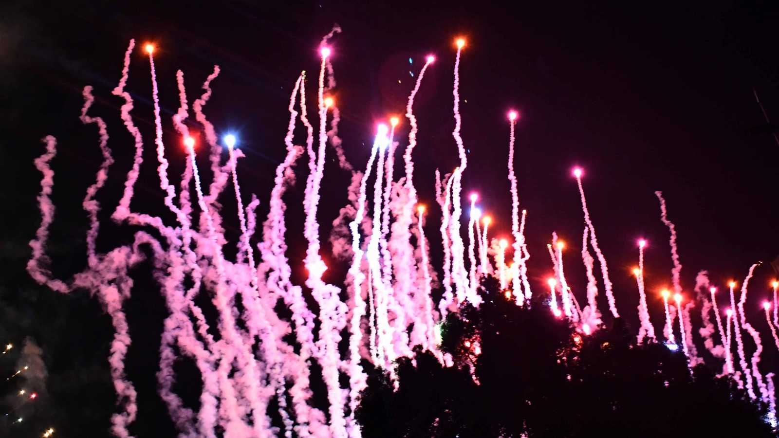 أمطرت لهباً.. عرض ألعاب نارية يتحوّل إلى فوضى وذعر في الصين (فيديو)