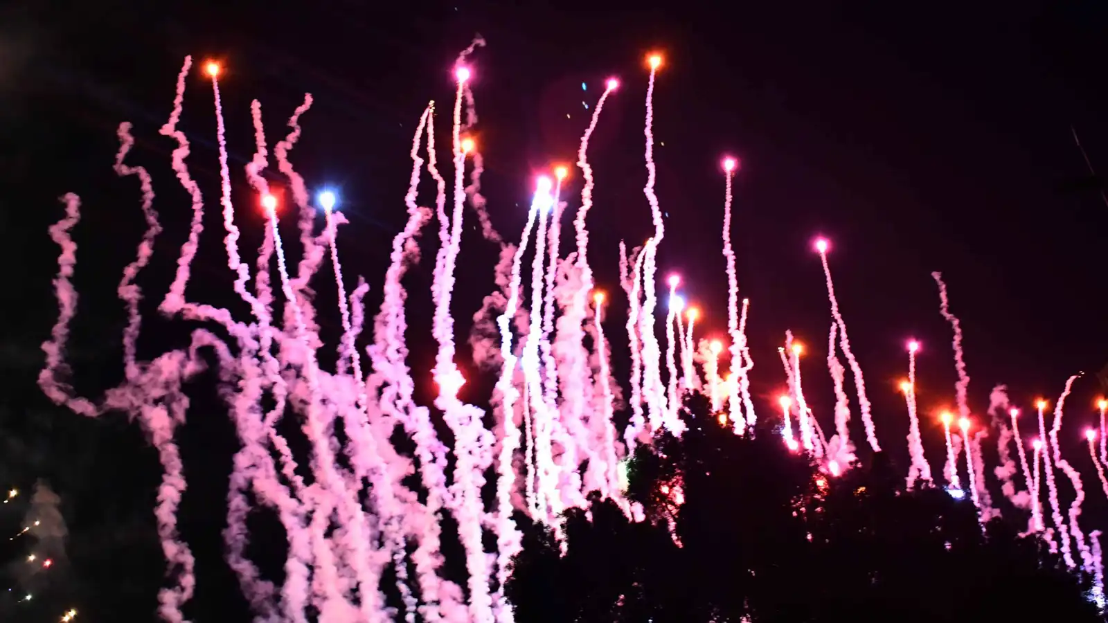 أمطرت لهباً.. عرض ألعاب نارية يتحوّل إلى فوضى وذعر في الصين (فيديو)