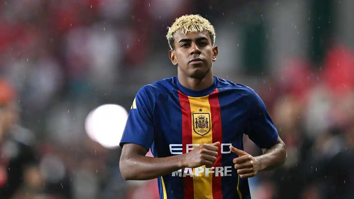 كيف عاد لامين يامال من تركيا لإسبانيا دون جواز سفر؟